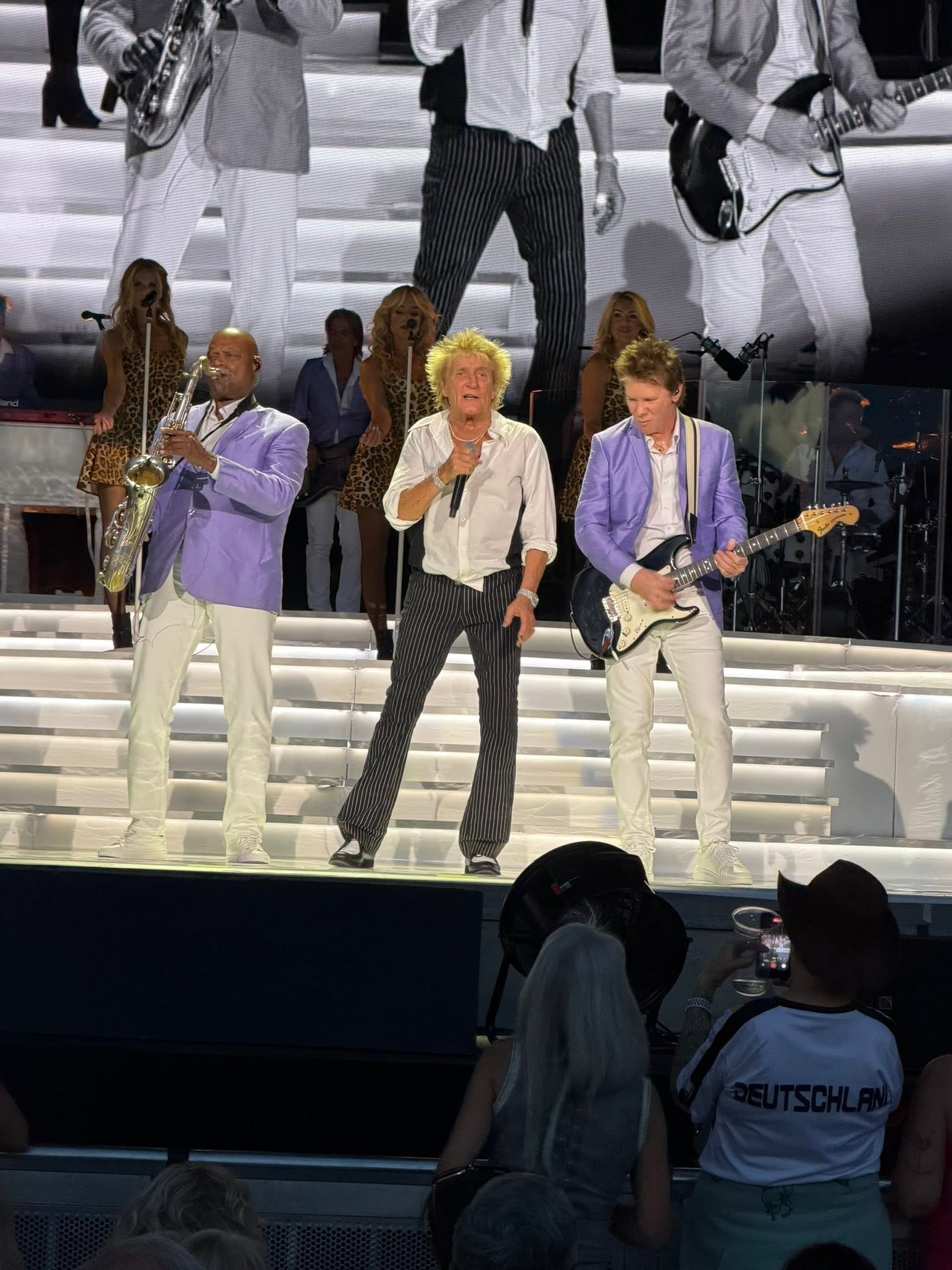 Rod Stewart počas koncertu takmer omdlel a musel dýchať kyslík z bomby.