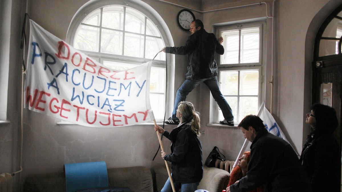 Od ponad tygodnia trwa protest w Szpitalu Psychiatrycznym w Kobierzynie. Związkowcy domagają się przynajmniej 300 złotych podwyżki, a na to nie ma pieniędzy. Jak się dowiedział "Fakt", w szpitalu na pensje nie może narzekać tylko dyrektor. Szefowa placówki zarabia 12500 zł miesięcznie, rokrocznie dostaje także wysokie nagrody - w sumie sięgnęły one 48 tys. złotych.