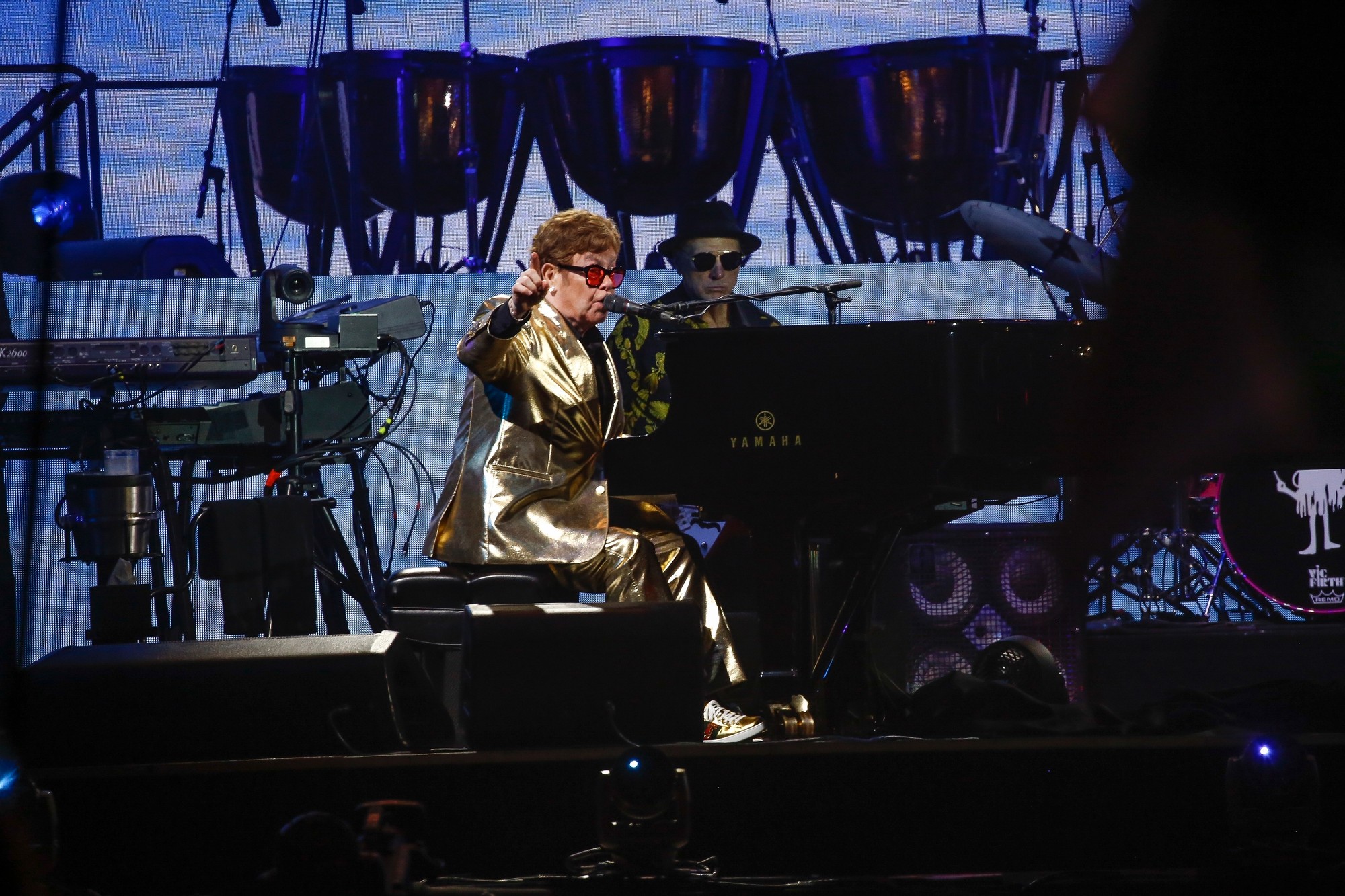 Elton John uzatvoril festival Glastonbury svojím posledným koncertom v Británii.
