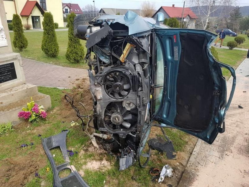 O włos od tragedii. Rozpędzone auto zatrzymało się przed figurą Matki Boskiej