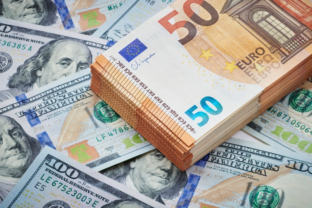 Polska waluta kończy kwiecień przed dolarem, ale za euro. Jakie perspektywy?