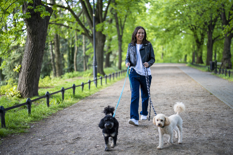 Kasia Kowalska ze swoimi ukochanymi psami w sesji dla Plejady (Park Żeromskiego w Warszawie)
