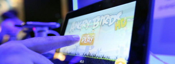 Uczestnik kongresu w Barcelonie testuje grę "Angry Birds" na tablecie Blackberry Playbook