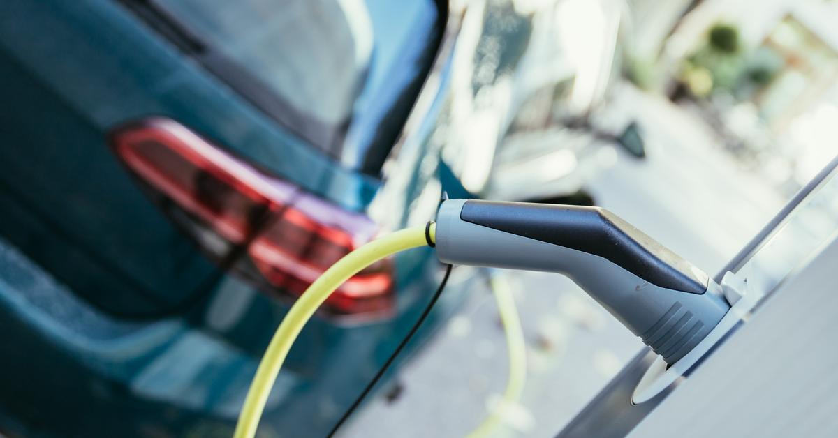 Co najbardziej blokuje rozwój elektromobilności? Oto największe bariery w zakupie samochodu elektrycznego