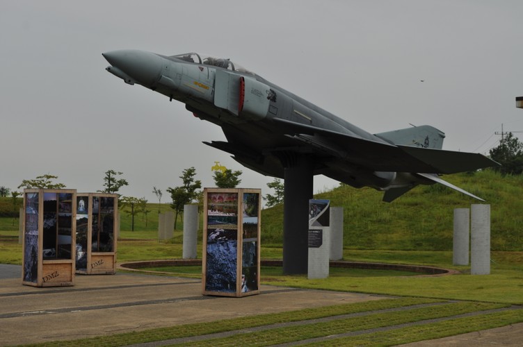 Prosta analiza geologiczna wskazywała jednak, że w okolicy nie ma nawet odrobiny węgla, a jedynie sam granit. Na końcu korytarza pokonywanego ze schylonymi plecami znajduje się pierwsza z trzech betonowych przegród. To nie żarty. Jeżeli taki tunel wykopano, kto wie, czy nie powstanie plan wykorzystania go w przyszłości. Ściana przy turystach oraz kolejna liczą po metrze grubości,  ostatnia, a zarazem pierwsza od strony wroga to już 5 metrów betonu. Łącznie ten odcinek zajmuje 170 metrów.
Północ przeprowadziła podkop z rozmysłem. Nachylenie wynosiło 3 stopnie, ale spadek był na stronę kopiących, żeby za granicą nie zorientowano się, że coś się pod ziemią dzieje. Obecnie, żeby dostać się do tunelu (73 metrów pod powierzchnią), należy zejść łącznikiem wykopanym na potrzeby zwiedzających. Mierzy pn 358 metrów i opada z nachyleniem 14 stopni.