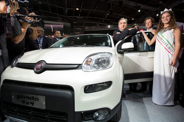 Sergio Marchionne, John Elkann i Miss Włoch 2012, Giusy Buscemi przy Fiacie Panda 4x4