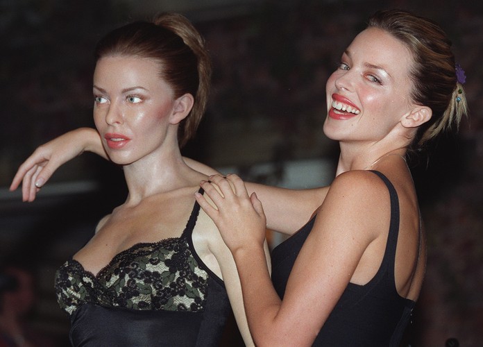 Kylie Minogue i jej woskowa figura w muzeum Madame Tussaud w Londynie w 1998 roku