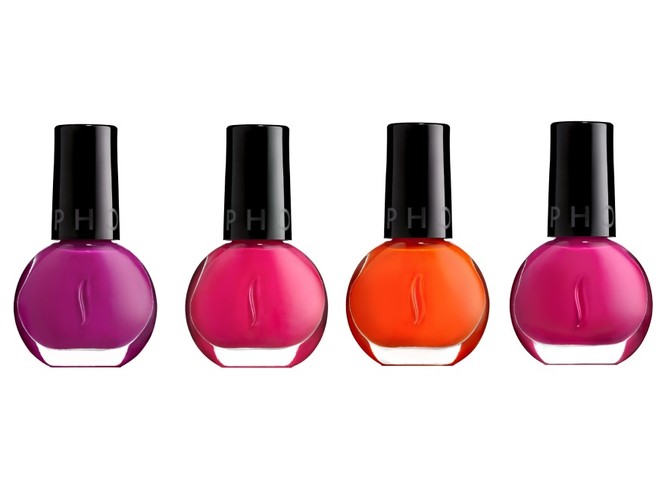 Dłonie i stopy mogą stać się złociście brązowe, ale paznokcie mają być nieprzyzwoicie krzykliwe w czterech szokujących, intensywnie błyszczących odcieniach różu i pomarańczy.