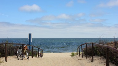 Wjechał autem na plaże w Gdańsku. Teraz musi zapłacić