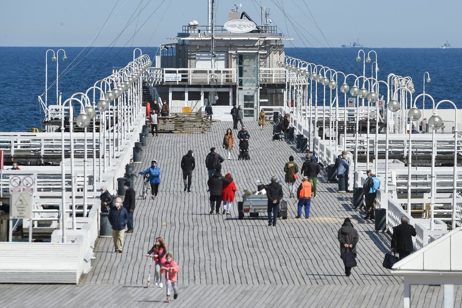 Sopockie molo po rozluźnieniu obostrzeń w kwietniu 2020 r. 