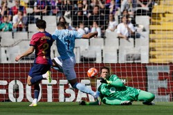 Szczęsny znów popełnił błąd i ponownie aż trzy razy wyjmował piłkę z siatki