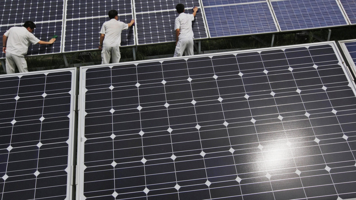 Spór handlowy Unii z Chinami w sprawie paneli słonecznych zakończony. Komisja Europejska zaakceptowała polubowne porozumienie. Chińscy producenci podwyższyli ceny paneli dostarczanych na unijny rynek.