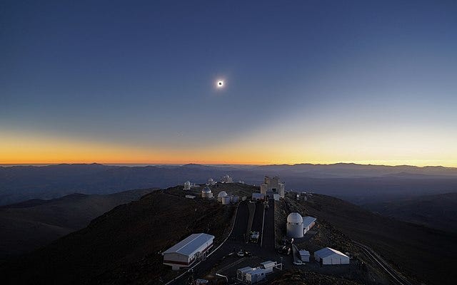 El cielo en su conjunto parece el crepúsculo, no la profunda oscuridad de la medianoche.  Sin embargo, el eclipse total puede ser lo suficientemente oscuro como para revelar el cometa Satanás el 8 de abril.ESO/R.  Lucchesi / Wikimedia Commons