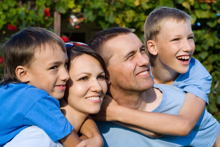 <b>Dodatek z tytułu wychowywania dziecka w rodzinie wielodzietnej</b>
<br>
<br>
Dodatek przysługuje na trzecie i na następne dzieci uprawnione do zasiłku rodzinnego, a jego wysokość wynosi 80 zł miesięcznie.