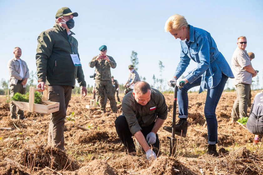 Prezydent sadził drzewa. Przekonał się, że to nie takie proste