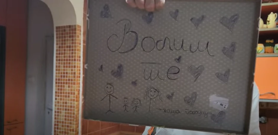 Dejan pokazao šta mu je devojka napisala na kutiji od poklona za rođendan