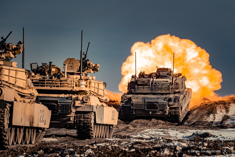Amerykańskie czołgi M1A2 Abrams w trakcie szkolenia w Polsce. Baza w Powidzu będzie mogła być wykorzystywana także jako źródło ciężkiego sprzętu na ćwiczenia U.S. Army w Polsce.