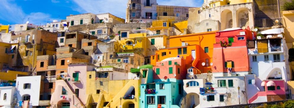 6. miejsce: Procida – niezwykłe piękna wysepka położona w bliskiej odległości od wyspy Ischia. Wyspa kusi turystów swoimi kolorami, gajami cytrusowymi. Jest to prawdziwy klejnot wśród włoskich wysp.