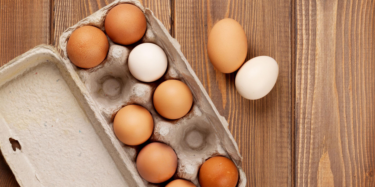 Jajka wbite do koszyczków z szynki i zapieczone będą ciekawą propozycją na wielkanocne śniadanie.