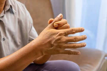Fájdalmas, gyulladt kezek, ízületek – egyike a Lyme-kór legkellemetlenebb tüneteinek