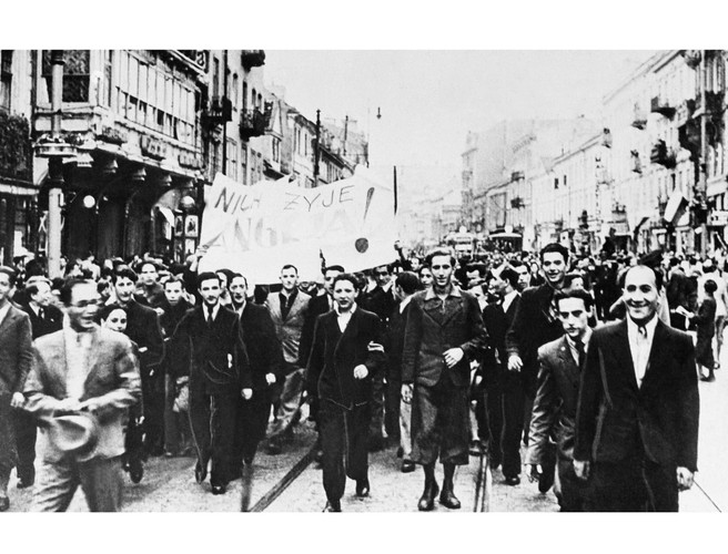 18 września 1939 mieszkańcy Warszawy niosą transparent 'Niech żyje Anglia' na wieść o przystapieniu Wielkiej Brytanii do wojny