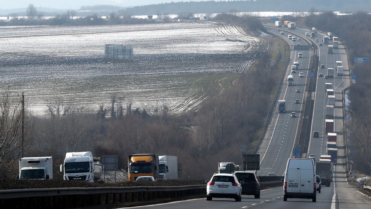 Felborult egy kisbusz az M1-esen: ami utána történt, az valami brutális – videó