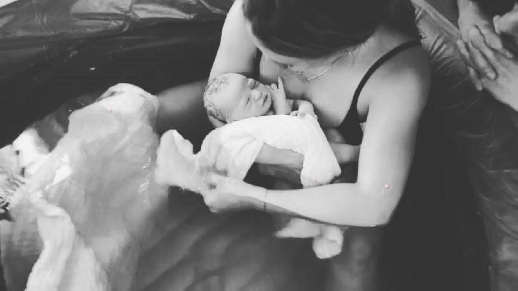 Herečka Hilary Duff počas domáceho pôrodu svojej dcéry v roku 2019
