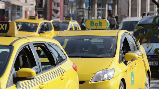 Taxisszövetség: Létező jelenség, hogy álcázott taxikból árulnak drogot a Kazinczy utca környékén
