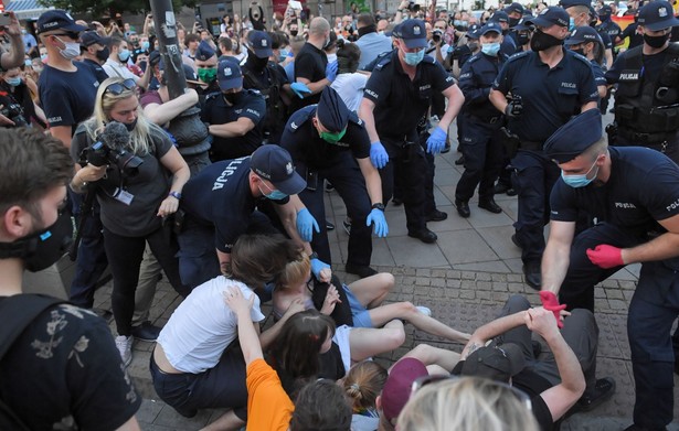 Akcja policji podczas protestu aktywistów LGBT na Krakowskim Przedmieściu w Warszawie