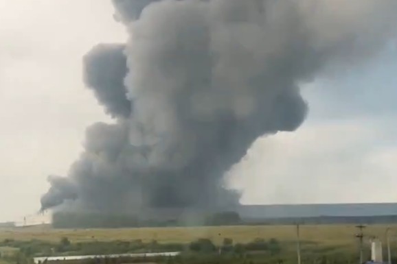(VIDEO) NOVI NAPAD NA "RUSKI AMAZON" Ukrajinski udar na logistički centar kompanije, SVE JE U PLAMENU