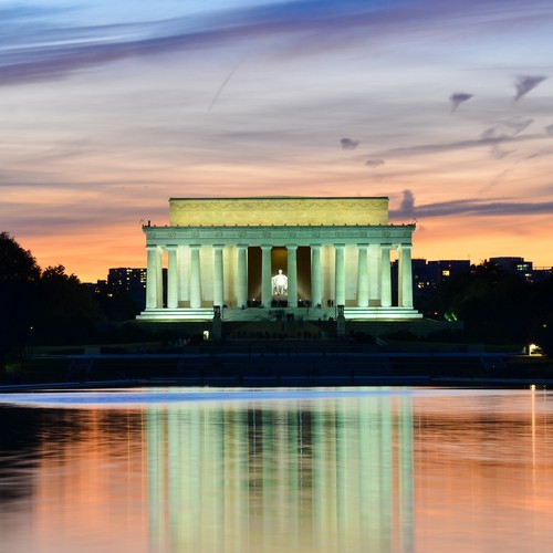 Mauzoleum Lincolna w Waszyngtonie – pomnik upamiętniający szesnastego prezydenta Stanów Zjednoczonych Abrahama Lincolna znajdujący się w parku National Mall w Waszyngtonie, będący budynkiem przypominającym wyglądem klasyczną grecką świątynie taką jak choćby Partenon, zbudowany na planie prostokąta otoczony 38 kolumnami doryckimi z białego marmuru Colorado.