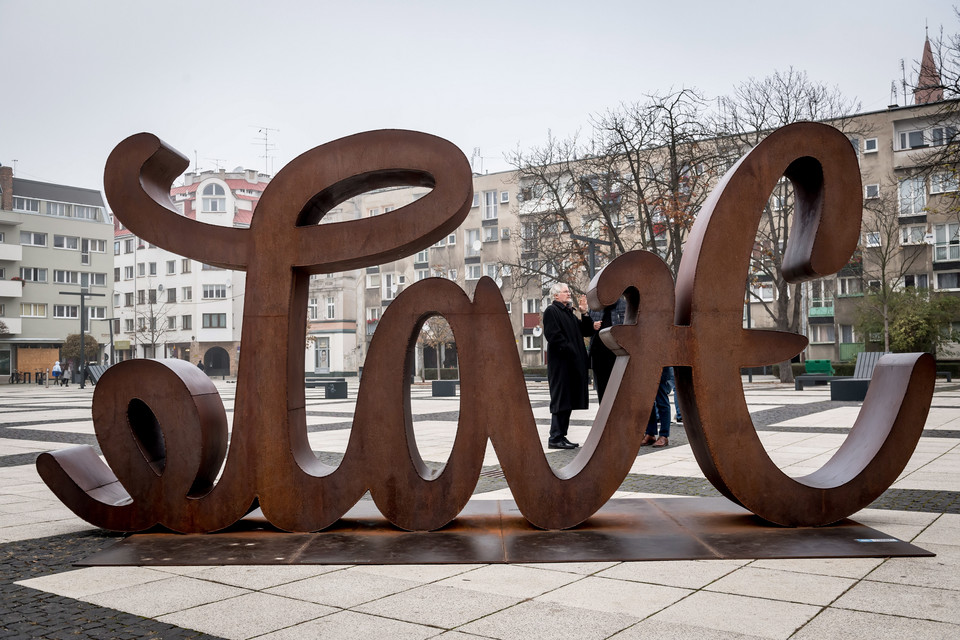 Odsłonięto rzeźbę "Love Hate" niemieckiej artystki Mii Florentine Weiss