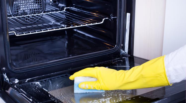 Így tisztítsd meg a sütőajtót Fotó: Getty Images
