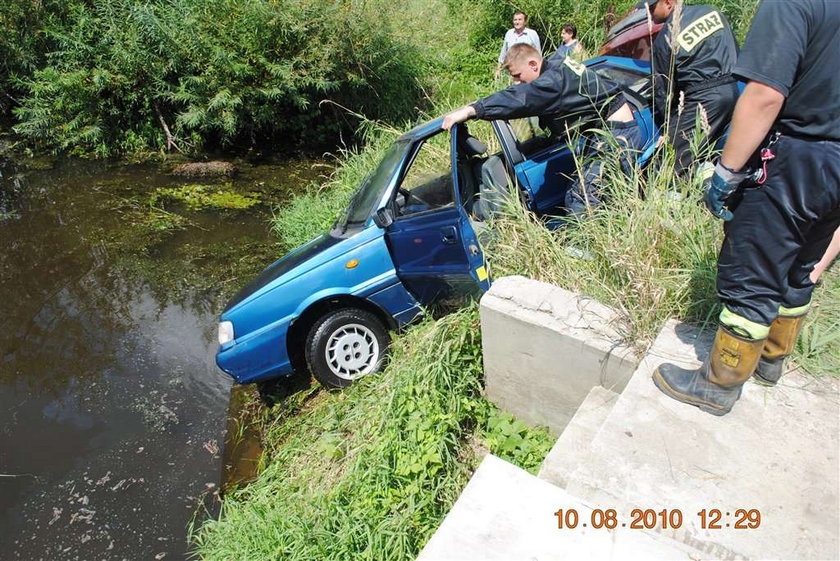 Utopili się w aucie