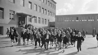 Czeladź, 09.1959 r. Gromada dzieci na dziedzińcu pierwszej Tysiąclatki. 