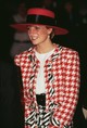 Diana hercegnő tyúklábmintás Moschino kosztümben és Philip Somerville kalapban 1991-ben