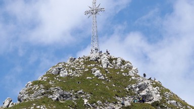 Wszedł na krzyż na Giewoncie. Szukają go strażnicy