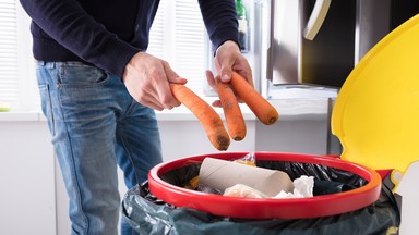 Wyrzucamy za dużo jedzenia. Zgrzewarka próżniowa to zmieni. Wydłuża świeżość produktów