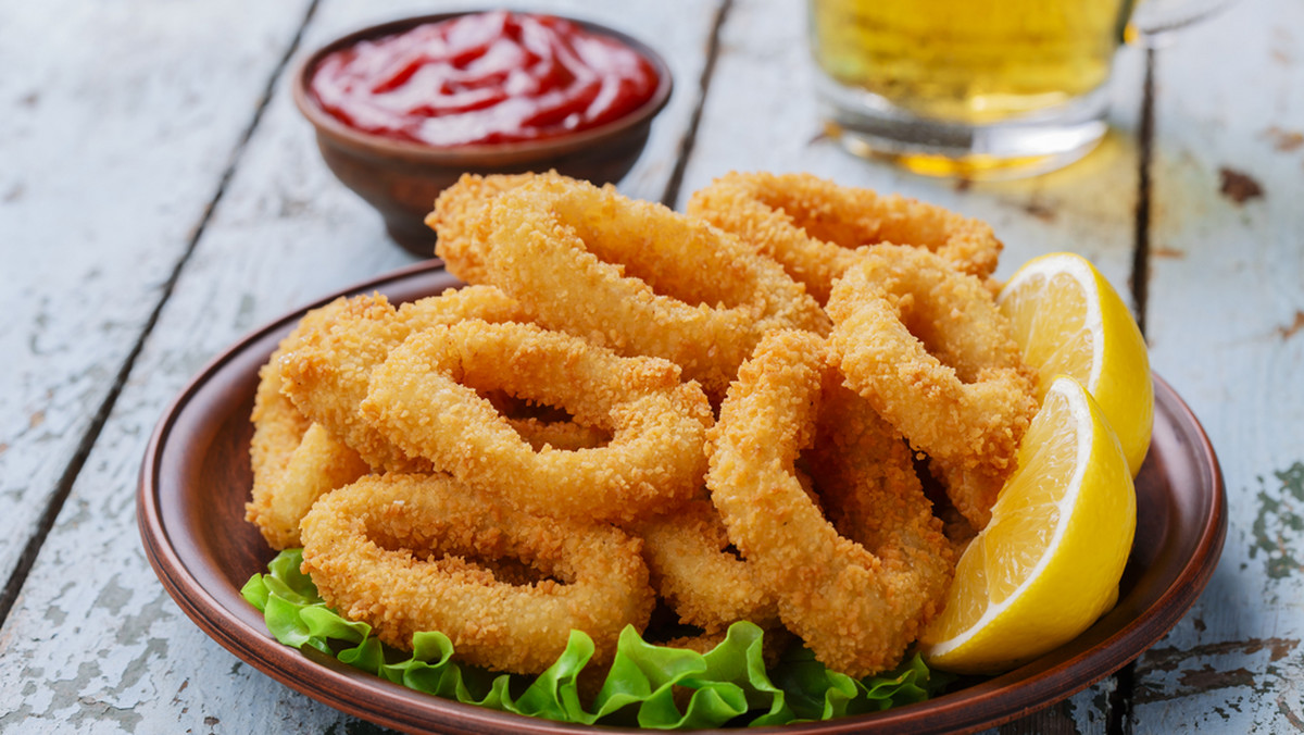 Tańce, zabawa i śpiew, czyli karnawał w pełni! Jeśli i Ty planujesz zorganizować imprezę dla swoich bliskich i znajomych, koniecznie pomyśl nad odpowiednim menu. Możesz oczywiście sięgać po standardowe przekąski i przystawki lub sięgnąć po nieco bardziej wykwintne dania z owoców morza. Nie są one trudne do przygotowania, a w dodatku - zrobią spore wrażenie na gościach! Sprawdź, co możesz im zaserwować!