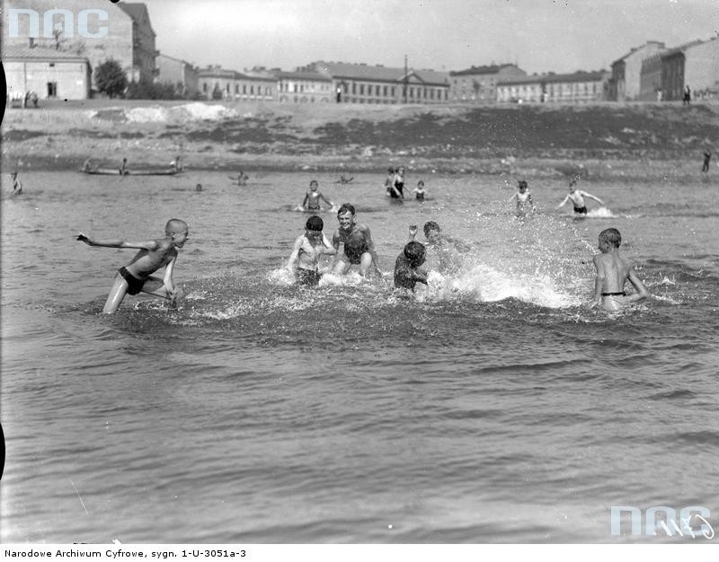 Dzieci bawiące sie w wodzie, Kraków 1923 rok