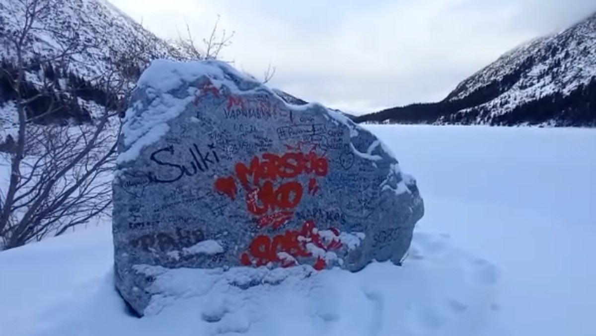 Tatry. Turyści pomalowali głaz nad Morskim Okiem