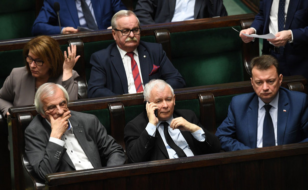 Lider PO Grzegorz Schetyna, poproszony przez PAP o komentarz do propozycji Morawieckiego, podkreślił, że politycy PiS powinni najpierw zwrócić pieniądze, które otrzymali - według niego - bezprawnie w ramach rządowych nagród.