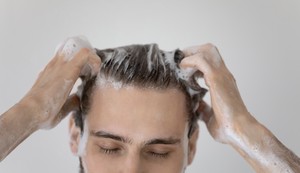 Masiranje skalpa može da se radi i tokom pranja kose