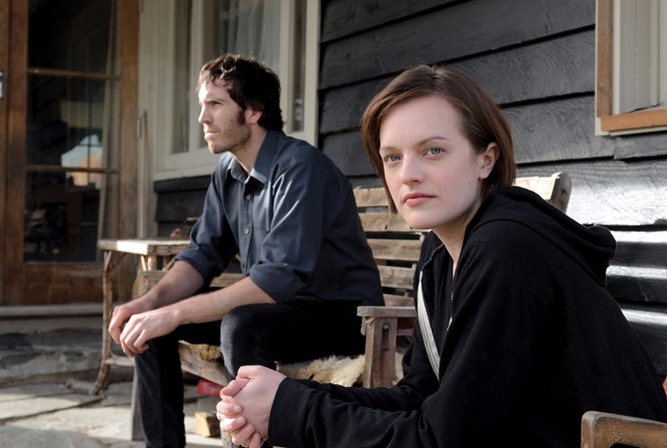 <strong>2.	Top of the Lake (sezon 2) – premiera 6 września, Ale Kino +</strong>
<br><br>
W rolach głównych nowego sezonu „Top of the Lake” zobaczycie zdobywczynię Oscara Nicole Kidman oraz laureatkę Złotego Globu Elisabeth Moss.
Akcja tego 7-odcinkowego serialu toczy się cztery lata po wydarzeniach z pierwszego sezonu. Na plaży w Sydney pojawia się niezidentyfikowane ciało dziewczyny azjatyckiego pochodzenia. Robin (Elisabeth Moss) odkrywa, że 