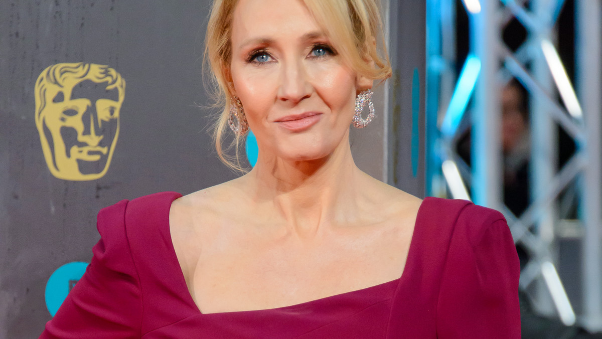 J.K. Rowling pozwała swoją byłą asystentkę na 24 tys. funtów, czyli prawie 120 tys. zł. Według zeznań pisarki, kobieta korzystała z jej karty kredytowej na prywatne zakupy oraz regularnie ją okradała.