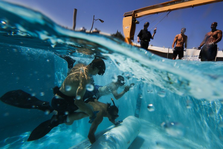 Więźniowie z zakładu karnego w Chino w Kalifornii trenują nurkowanie podczas kursu w centrum szkoleniowym Marine Technology Training Center. Realizowany w Kalifornii program kształcenia więźniów jest największym tego typu przedsięwzięciem w USA. Pomaga skazanym uczyć się nowych fachów, od wypalania kawy, po produkowanie mebli. Fot. Patrick T. Fallon, Bloomberg's Best Photos 2013.