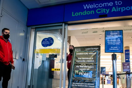 Wielka Brytania wprowadza obowiązkowy test na koronawirusa dla podróżnych