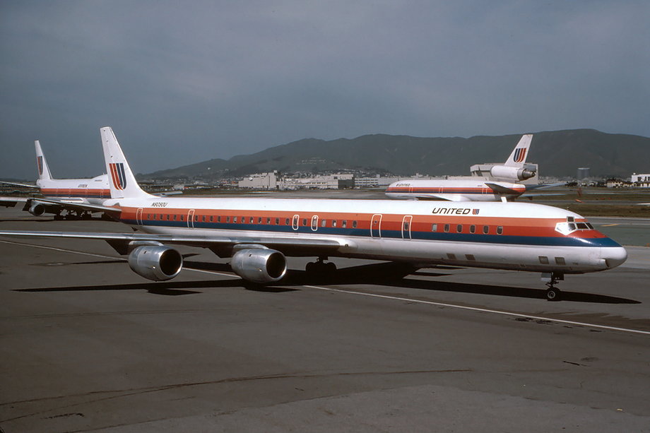 Samolot typu Douglas DC-8 w barwach linii United Airliners, podobny do tego, który rozbił się w katastrofie lotu 173
