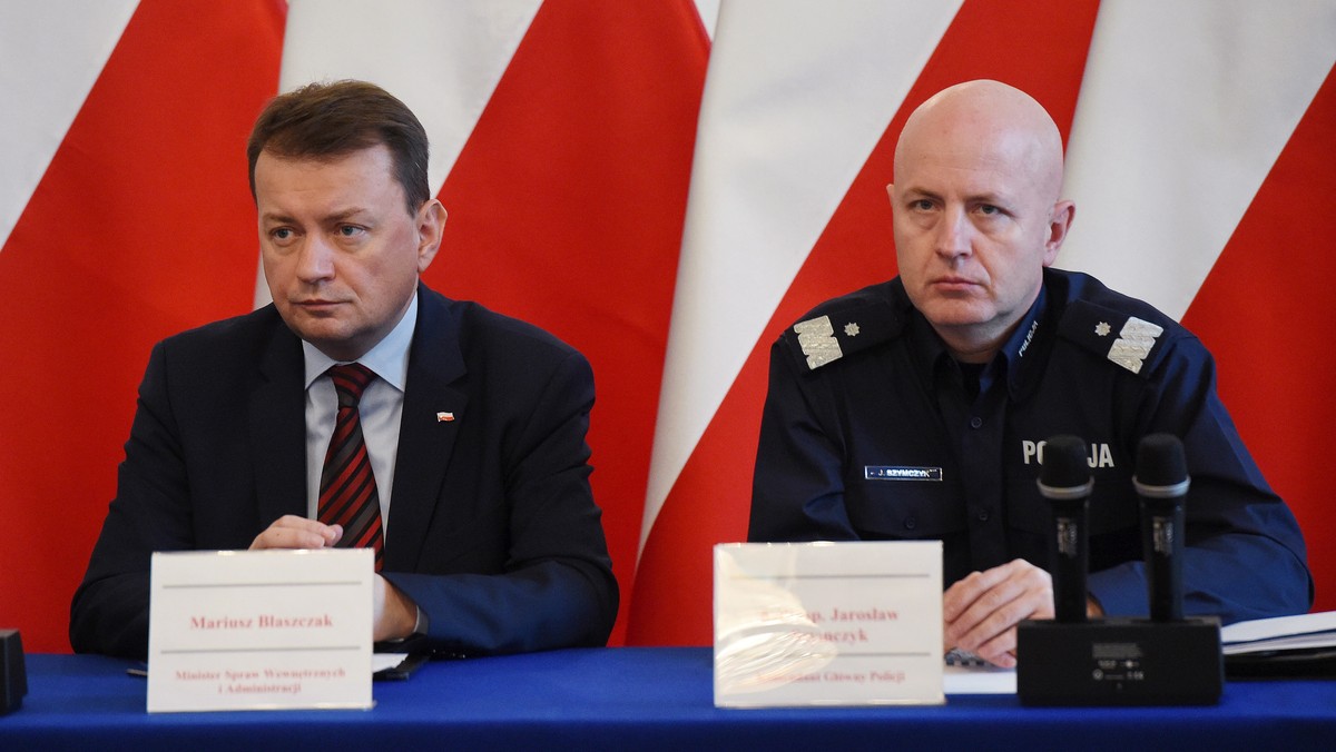 Warszawska policja jest przygotowana do zapewnienia bezpieczeństwa 11 listopada – poinformował dziś szef MSWiA Mariusz Błaszczak, który uczestniczył w Komendzie Stołecznej Policji w odprawie poświęconej przygotowaniom służb do zabezpieczenia obchodów Święta Niepodległości. Komendant główny policji nadinsp. Jarosław Szymczyk zapowiedział, że na ulicach stolicy pojawi się 7 tys. funkcjonariuszy.