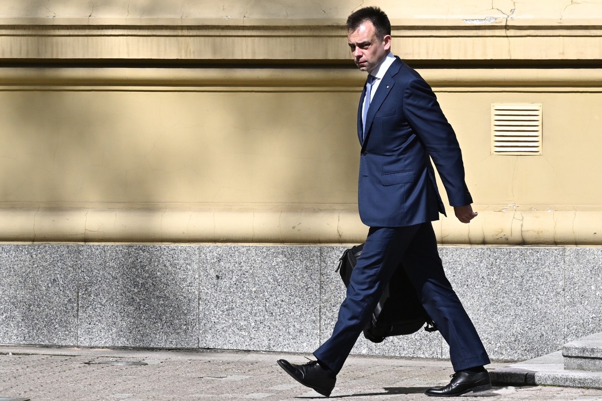 Minister finansów Andrzej Domański wychodzi z KPRM w Warszawie, po posiedzeniu rządu